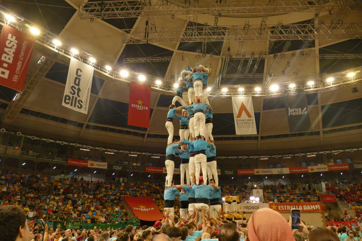 Els Castellers de Terrassa descarreguen tres construccions de set al Concurs de Castells