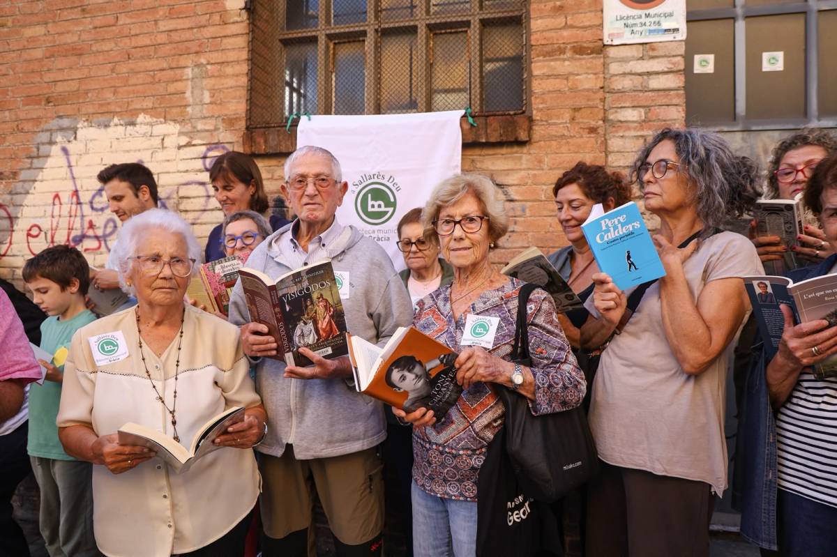 Veïns de Gràcia a Sallarès Deu, on volen que s`ubiqui una biblioteca per al barri - VÍCTOR CASTILLO Veïns de Gràcia a Sallarès Deu, on volen que s`ubiqui una biblioteca per al barri