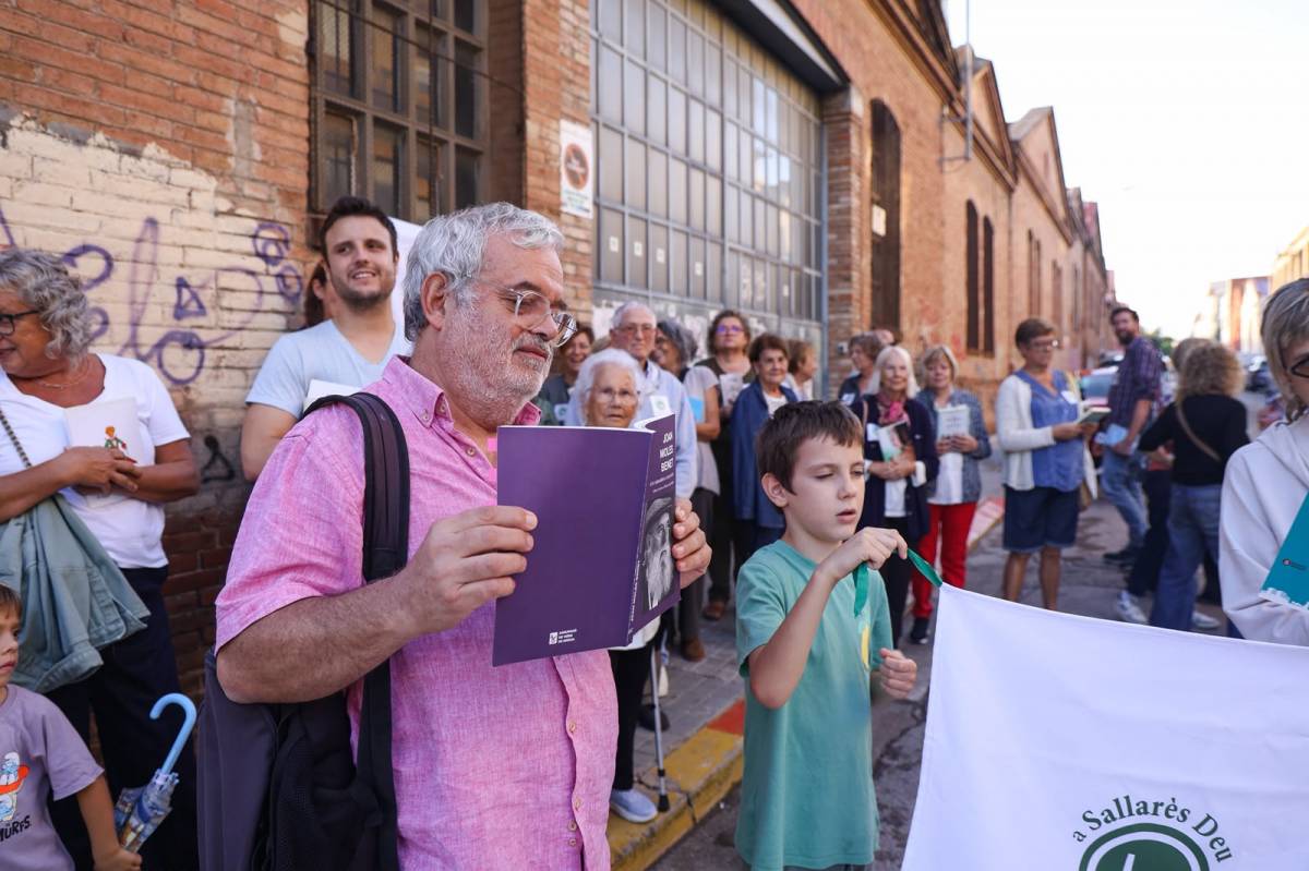 Veïns de Gràcia a Sallarès Deu, on volen que s`ubiqui una biblioteca per al barri - VÍCTOR CASTILLO Veïns de Gràcia a Sallarès Deu, on volen que s`ubiqui una biblioteca per al barri