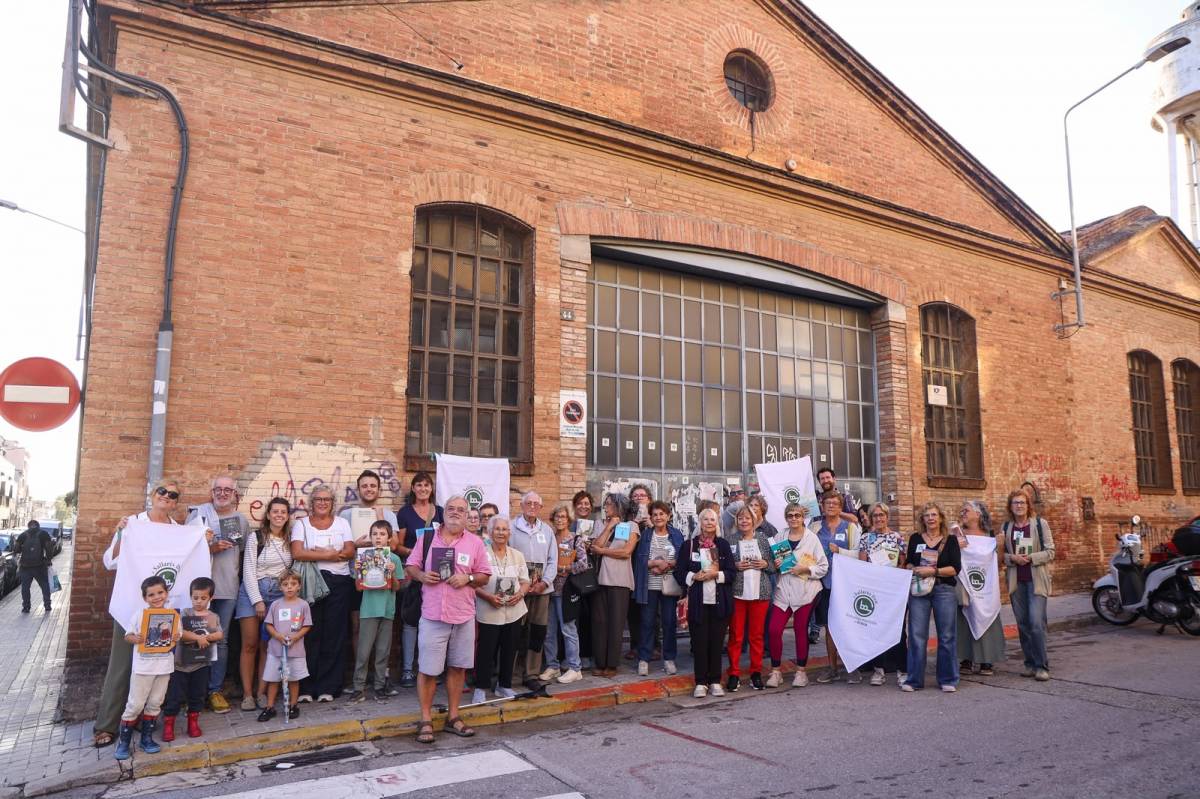 Veïns de Gràcia a Sallarès Deu, on volen que s`ubiqui una biblioteca per al barri - VÍCTOR CASTILLO Veïns de Gràcia a Sallarès Deu, on volen que s`ubiqui una biblioteca per al barri