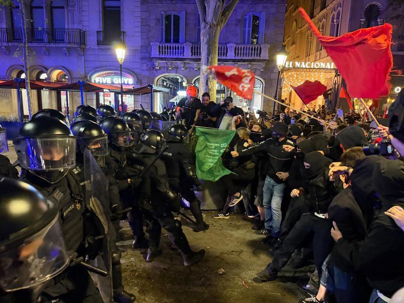 Tretze detinguts pels greus aldarulls al centre de Barcelona en acabar la manifestació per l’habitatge