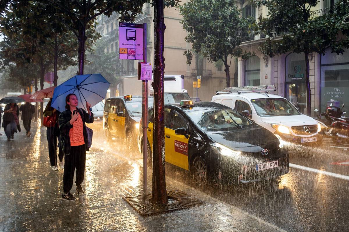El Meteocat incrementa la intensitat dels avisos de perill per pluges intenses: 21 comarques en alerta taronja