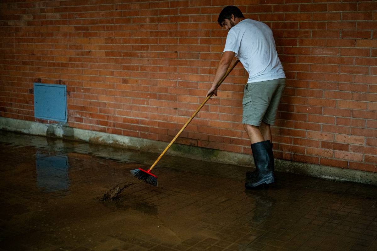 Filtracions i goteres: un centenar d'escoles i instituts, afectats pel temporal a Barcelona
