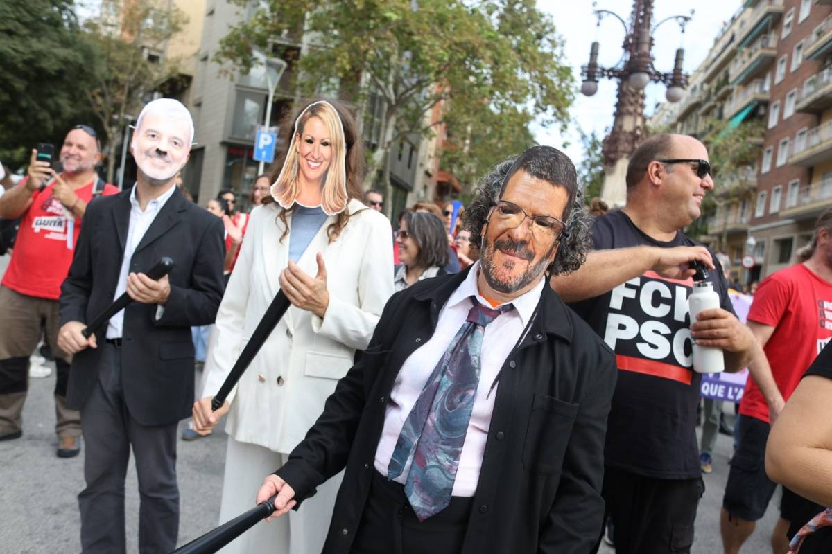 Protesta de serveis municipals en vaga, a Barcelona, amb protestes contra el govern Collboni