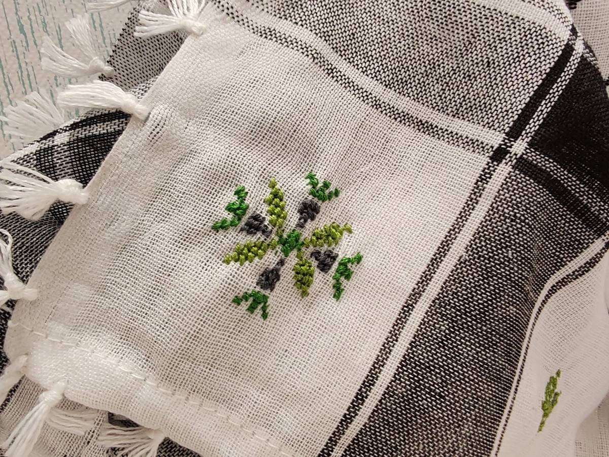 Taller de brodat amb "plantes prohibides" de Palestina