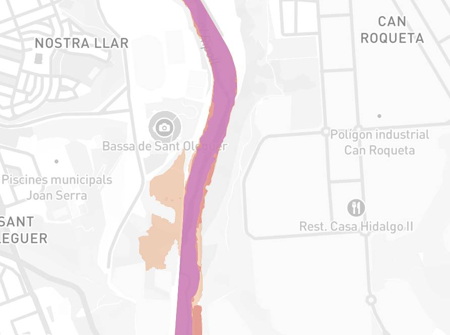 El risc d`inundabilitat del Ripoll i el terreny, a l`esquerra. Freqüent (lila), ocasional (vermell) i excepcional (taron - El risc d`inundabilitat del Ripoll i el terreny, a l`esquerra. Freqüent (lila), ocasional (vermell) i excepcional (taron