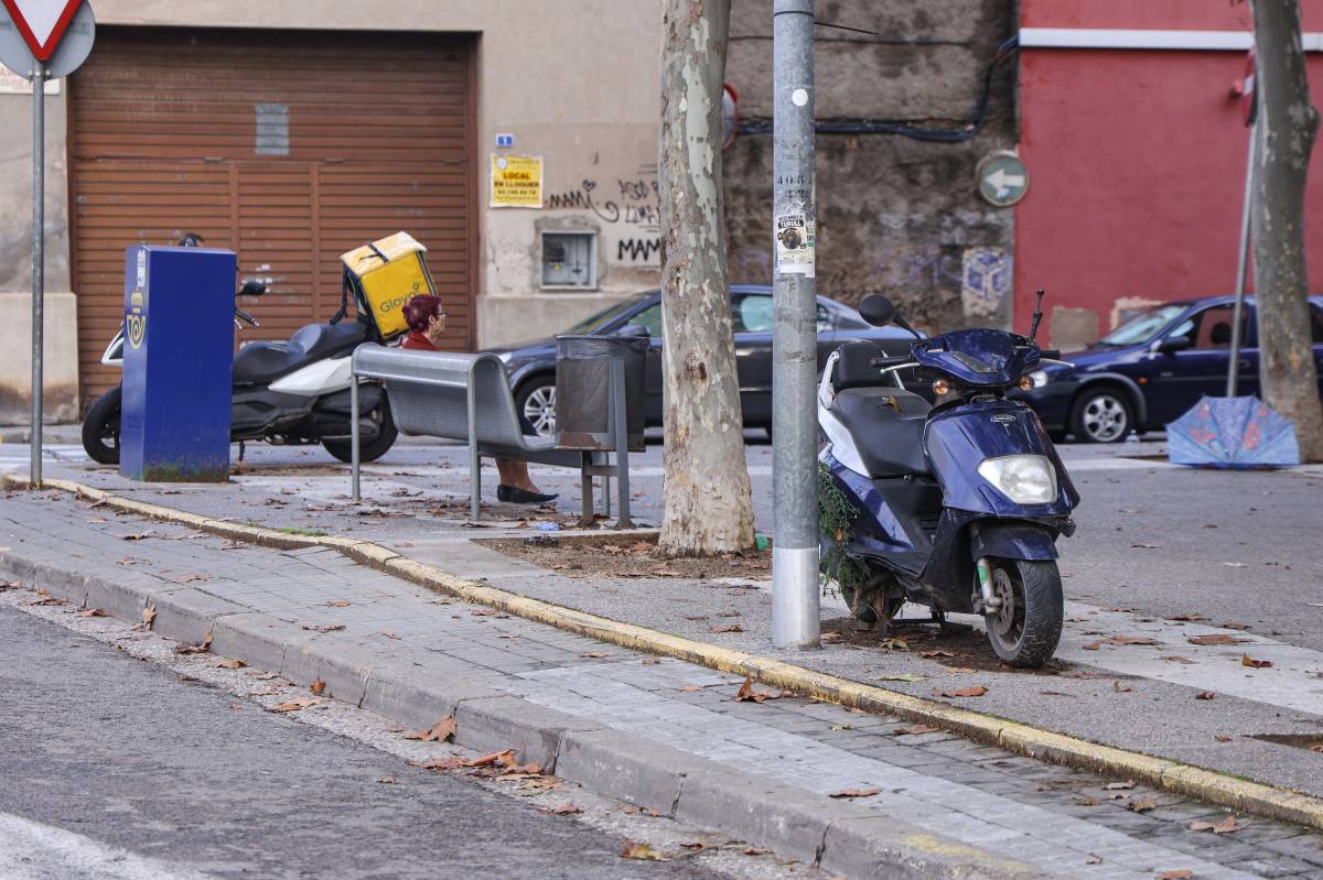 "És un aparcament de motos": Veïns de la Creu de Barberà reclamen recuperar la plaça més antiga del barri