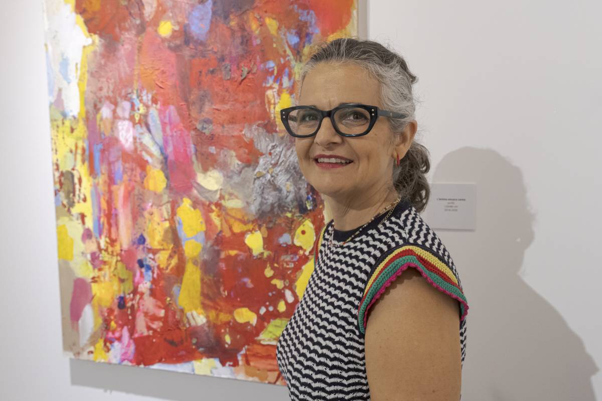 Cristina Pérez i Alay, davant d`un dels quadres exposats a Terrassa - Lluís Clotet Cristina Pérez i Alay, davant d`un dels quadres exposats a Terrassa