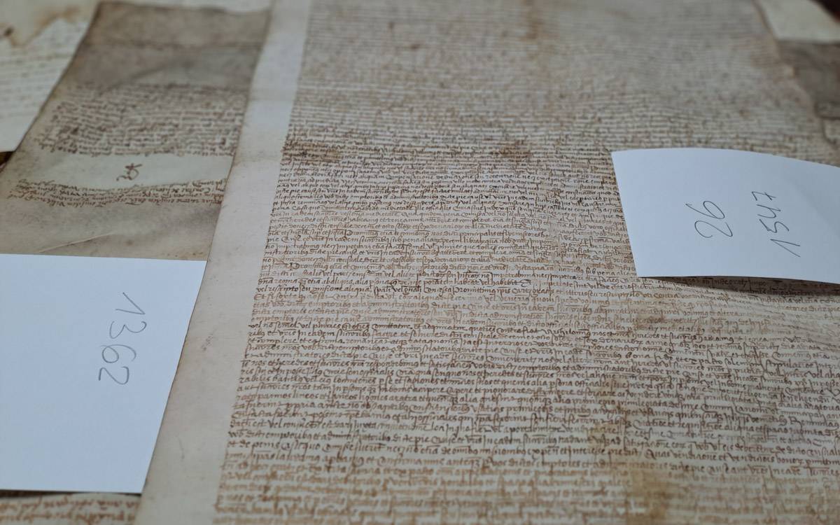 Santpedor obre l'arxiu municipal per descobrir pergamins dels segles XIV al XVI