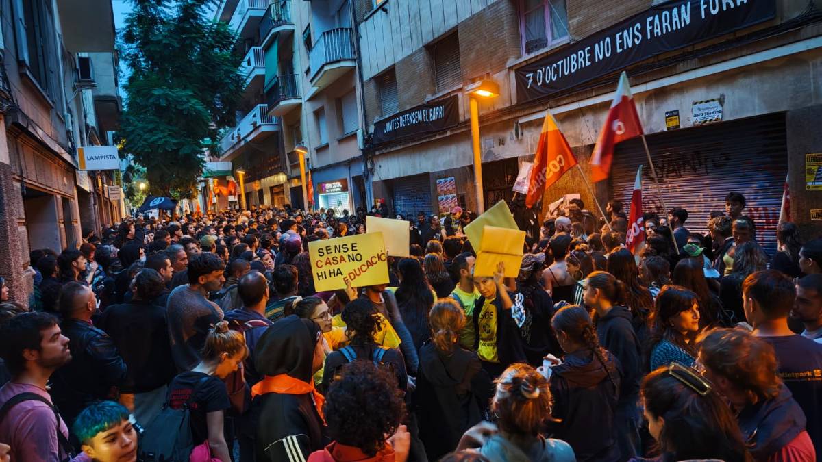 Mobilització multitudinària contra un desnonament de 50 persones, a Sant Andreu (Barcelona)