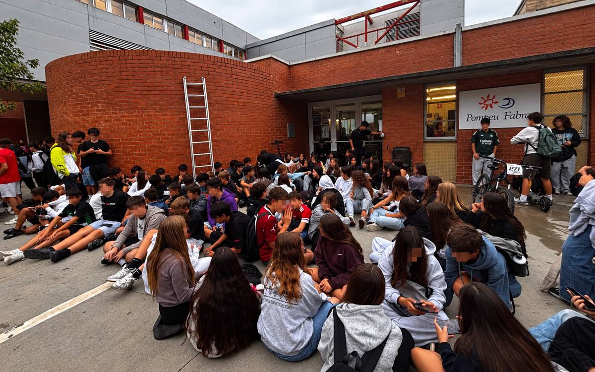 Vaga al Pompeu Fabra del Pont de Vilomara: els alumnes es planten per la cancel·lació de sortides