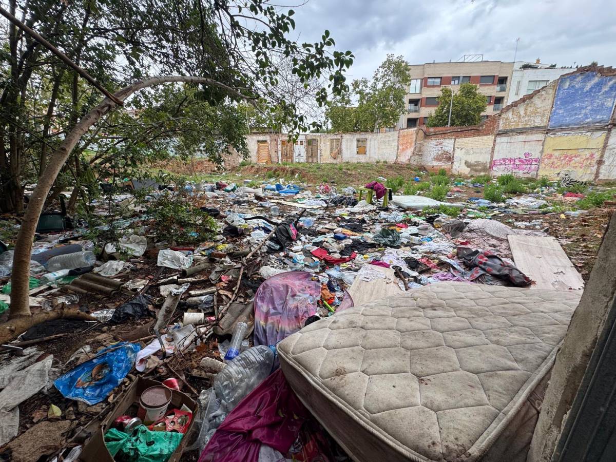 FOTOS | Matalassos, deixalles i fogueres: preocupació veïnal per un solar ocupat a tocar de la Gran Via