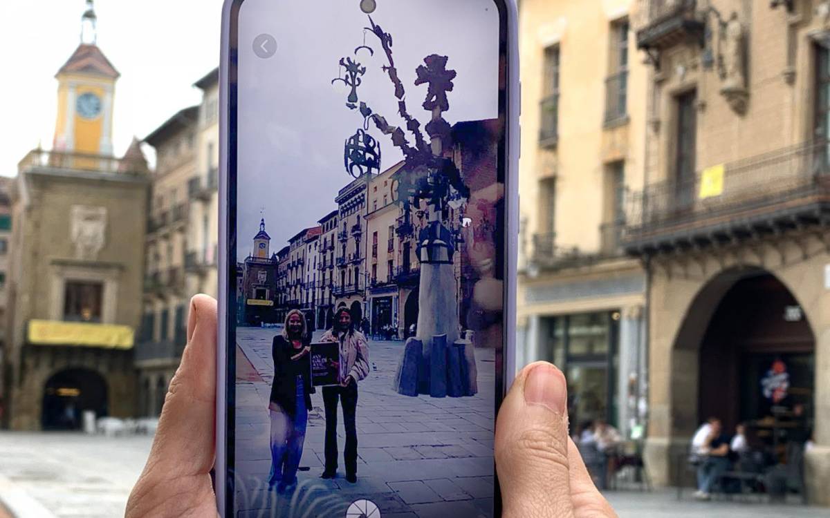 Una experiència virtual permet veure com eren els fanals dissenyats per Gaudí a la plaça Major de Vic