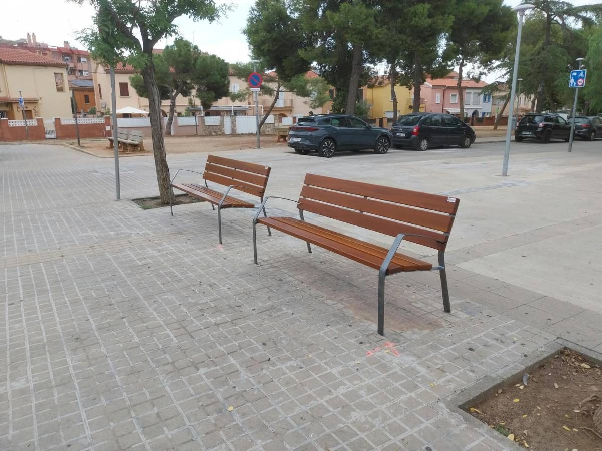 Sabadell renova bancs, cadires i altres elements del mobiliari urbà per fer-los més còmodes i accessibles