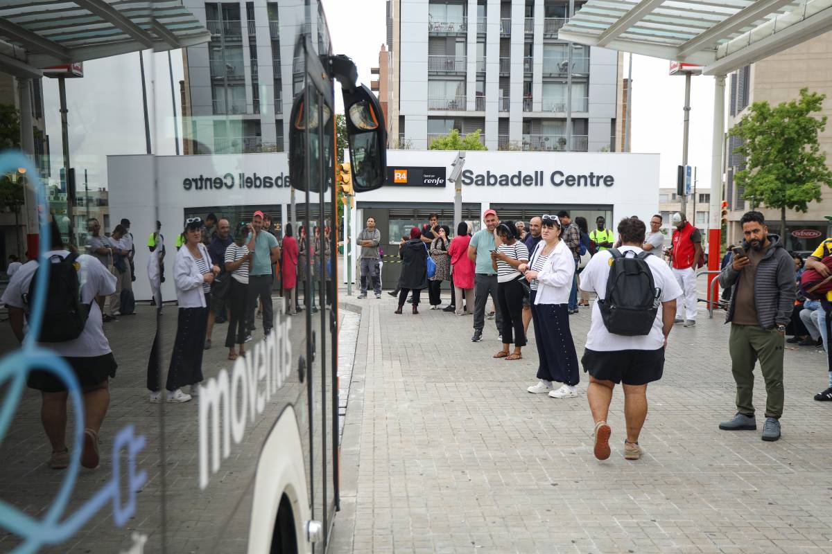 Acumulació de gent esperant el bus a l`estació de Sabadell Centre