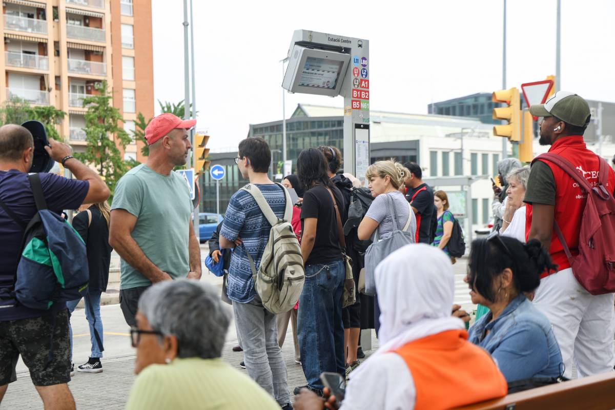 Acumulació de gent esperant el bus a l`estació de Sabadell Centre