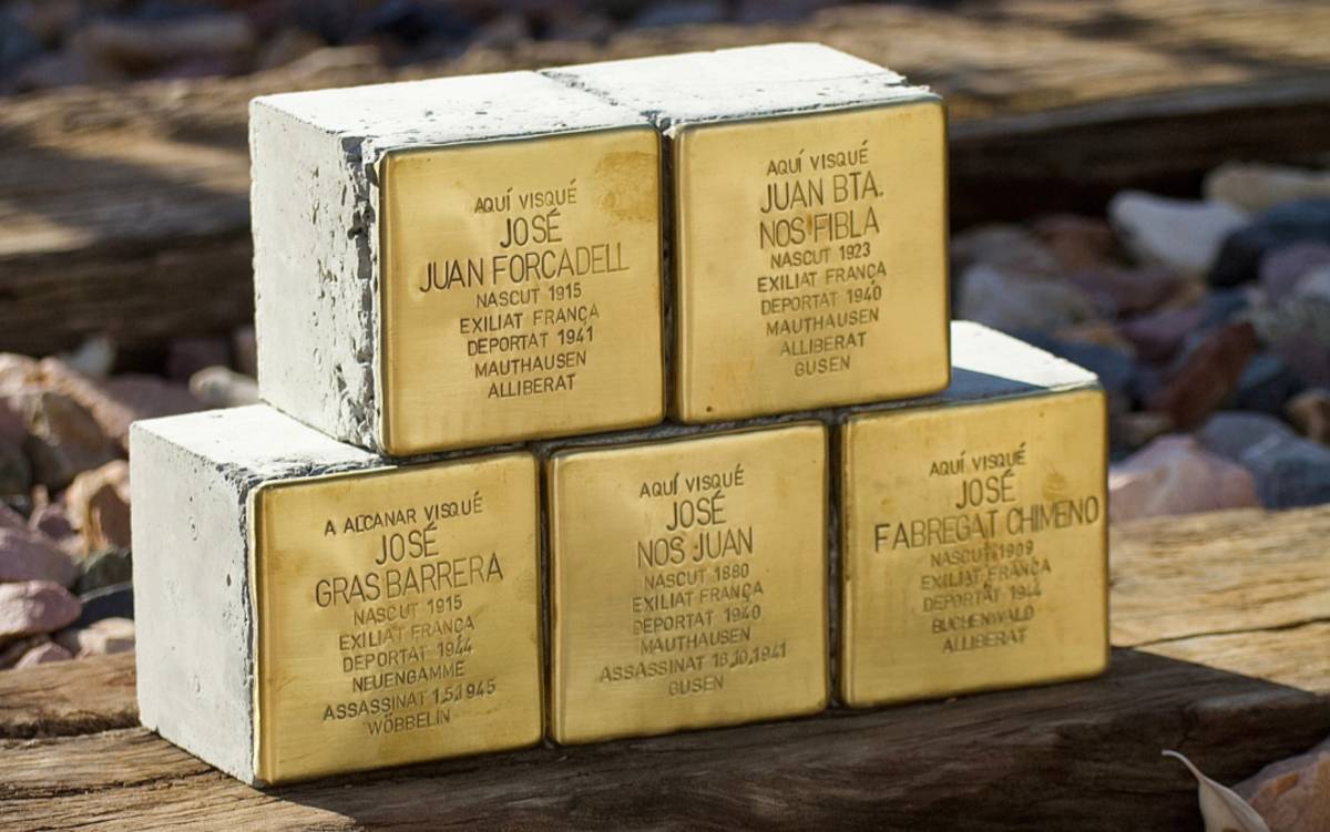 Alcanar recupera la memòria de cinc veïns deportats als camps nazis amb les Stolpersteine