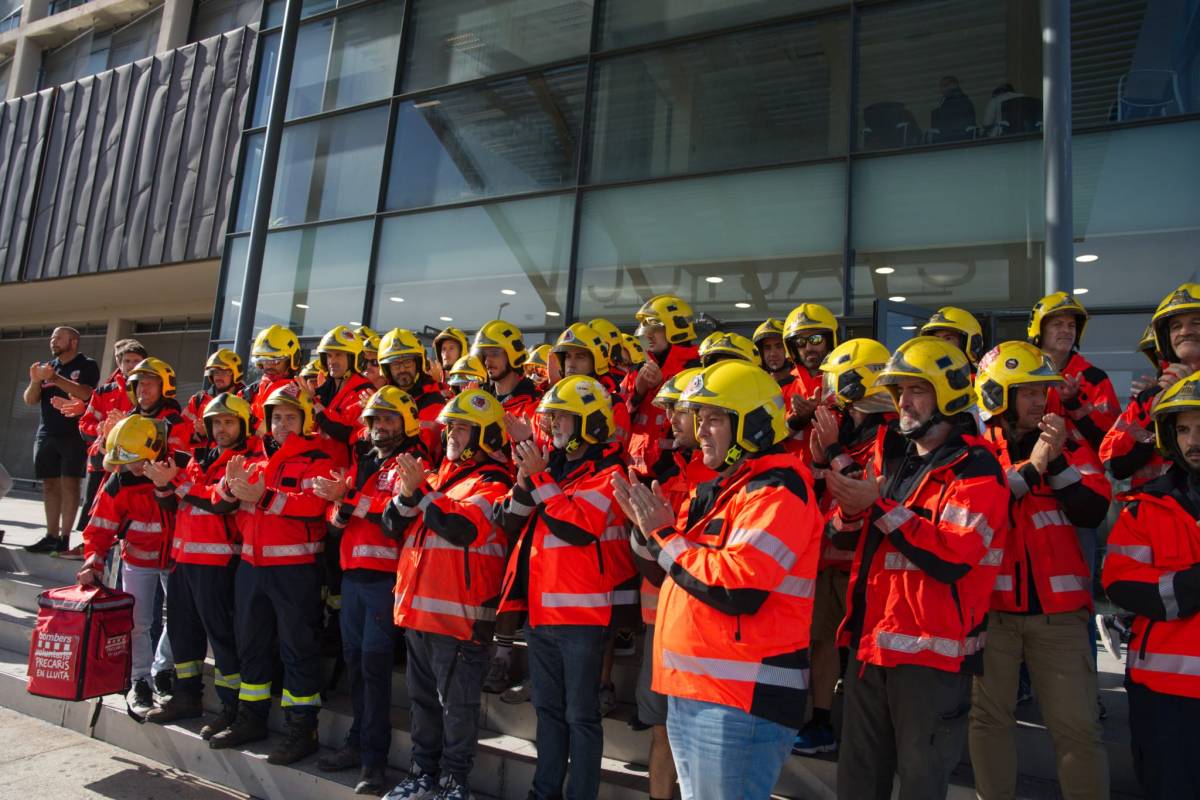 Bombers Precaris en Lluita es concentra als jutjats de Terrassa: