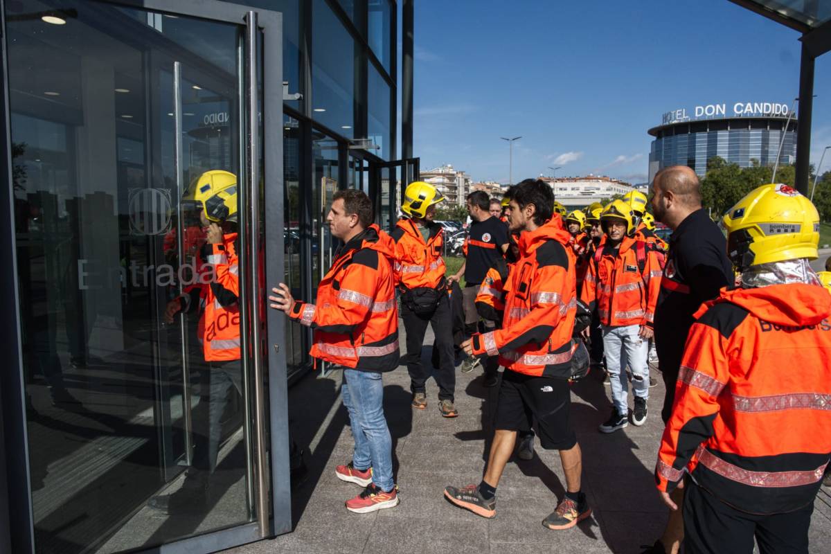 Els Bombers Precaris en Lluita accedint a l`edifici del jutjat de Terrassa - Nebridi Aróztegui Els Bombers Precaris en Lluita accedint a l`edifici del jutjat de Terrassa