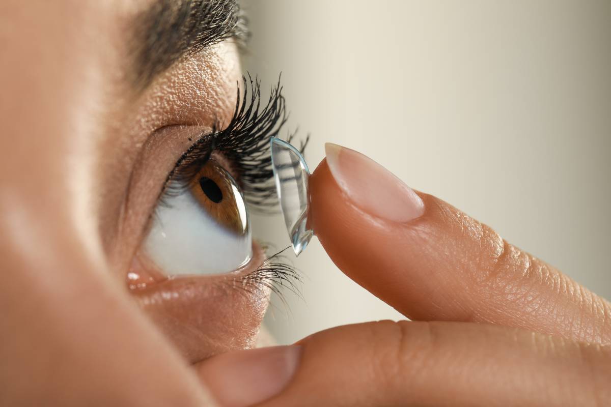 L'alerta d'un optometrista sobre dutxar-se amb lentilles: «Pots perdre la visió»