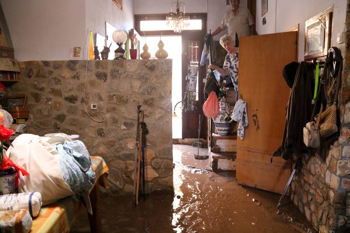 «Ens conformem que estem vius»: els veïns de Xerta afronten els danys d’un aiguat que ha inundat el 85% del poble