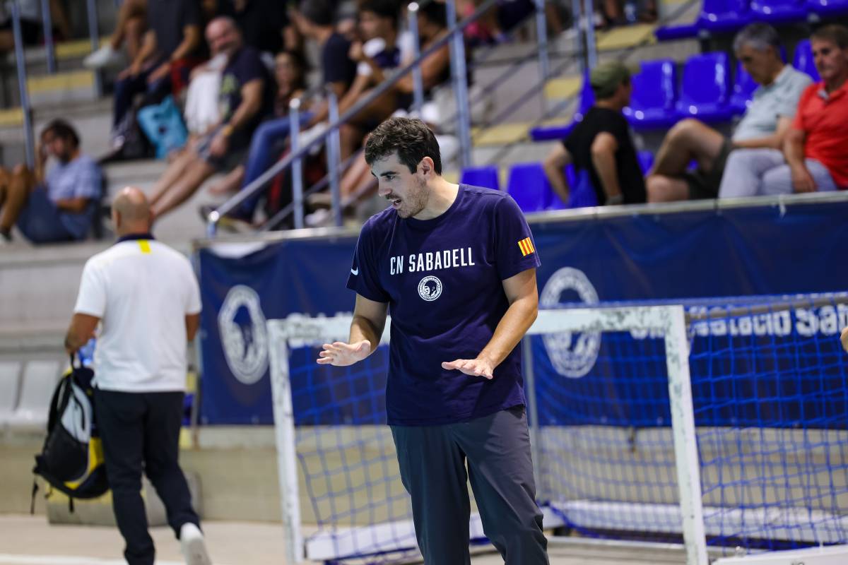El tècnic sabadellenc, en un partit a casa - Victor Castillo El tècnic sabadellenc, en un partit a casa