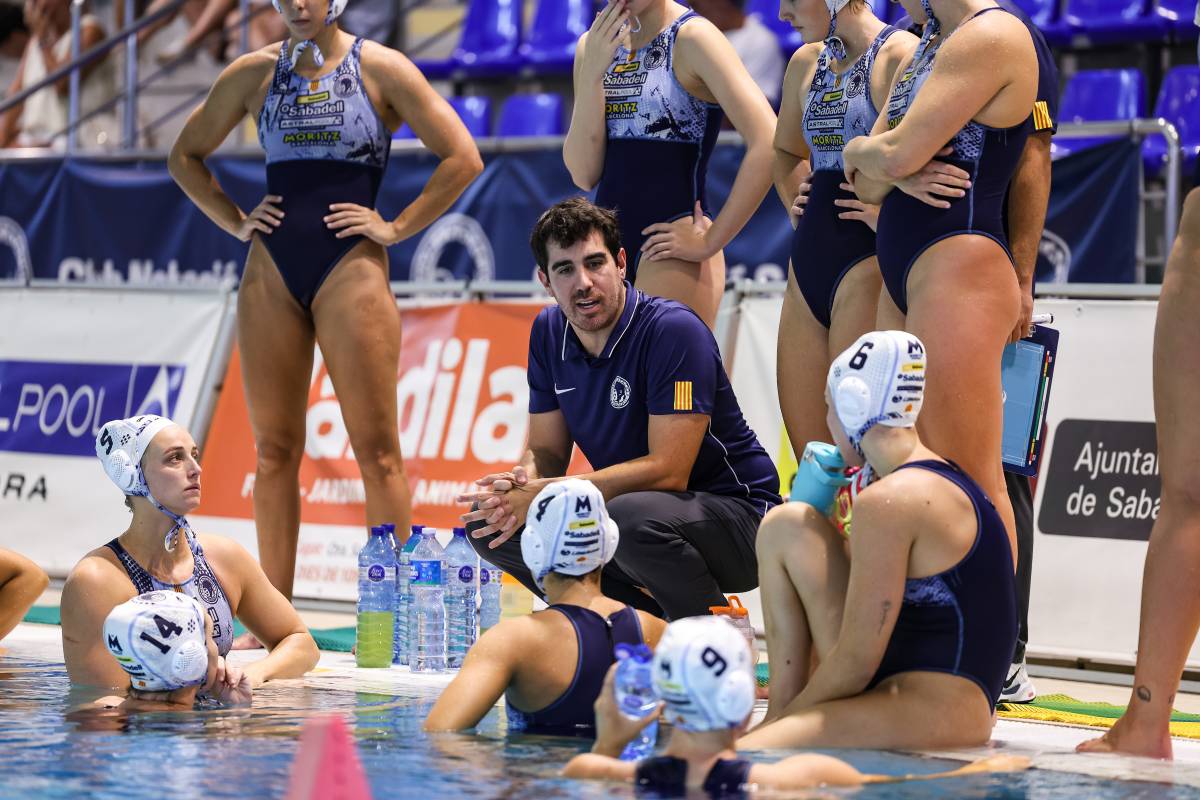 Arnella amb les jugadores, en un temps mort - Victor Castillo Arnella amb les jugadores, en un temps mort