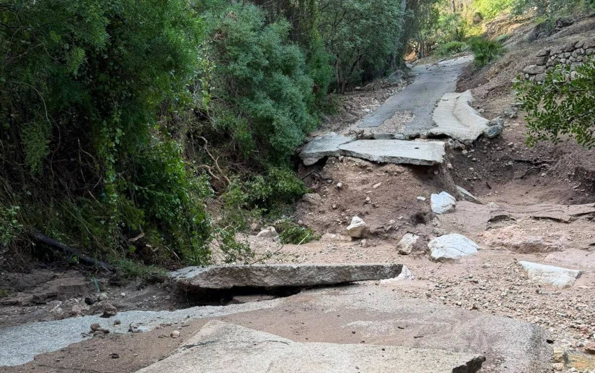 L’aiguat deixa camins destrossats, finques negades i les coves Meravelles tancades al Baix Ebre