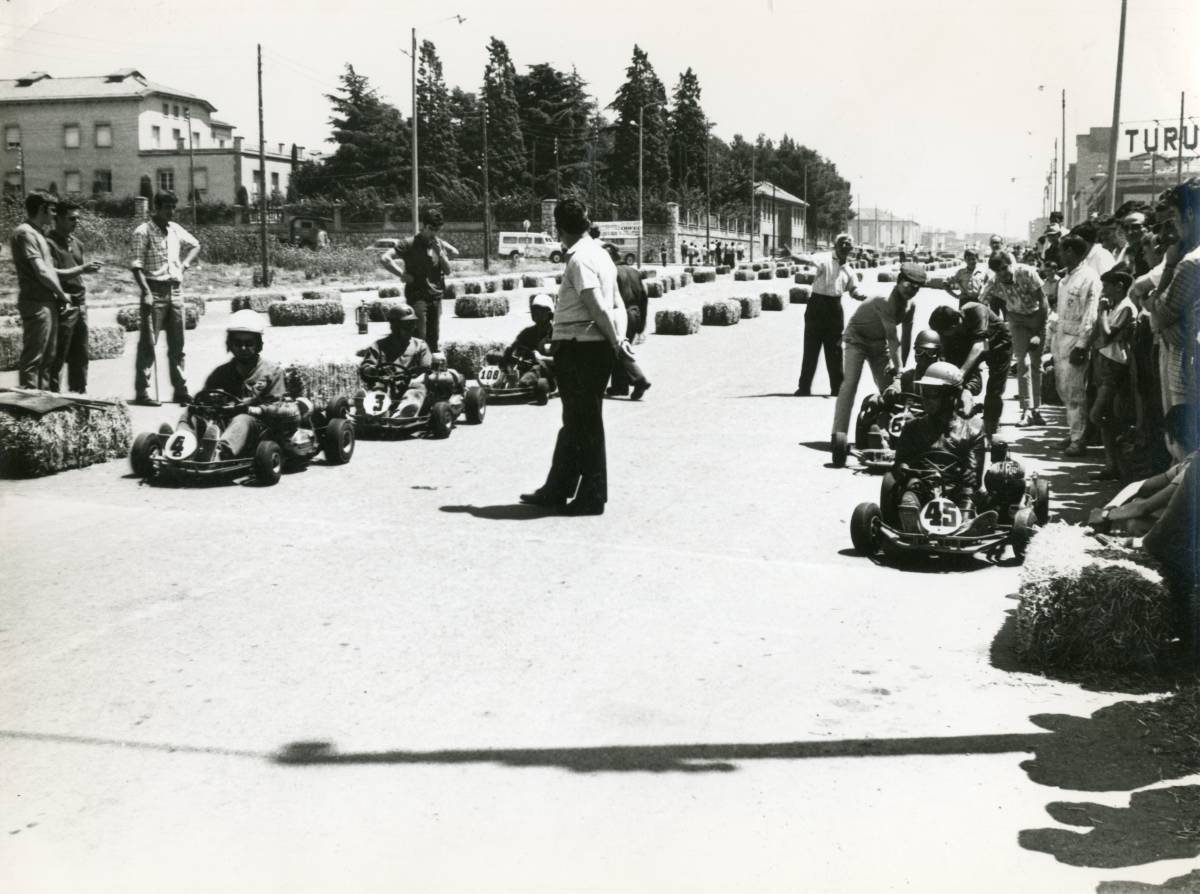 Uns quants karts i unes bales de palla