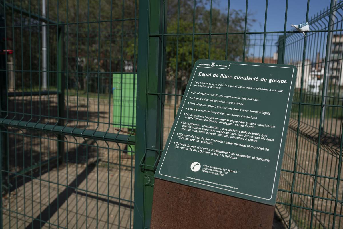 Cartell en una zona de lliure circulació de gossos - Nebridi Aróztegui Cartell en una zona de lliure circulació de gossos