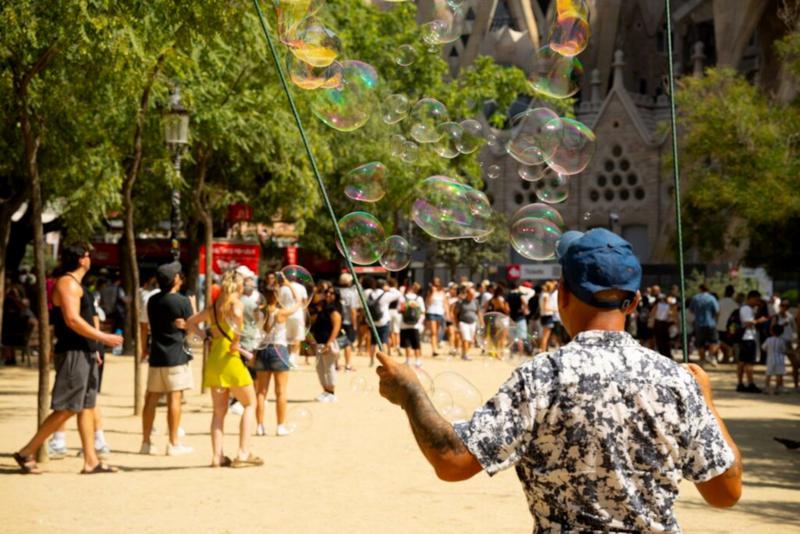 Intervenen 6.000 articles falsificats del Barça en establiments propers a la Sagrada Família