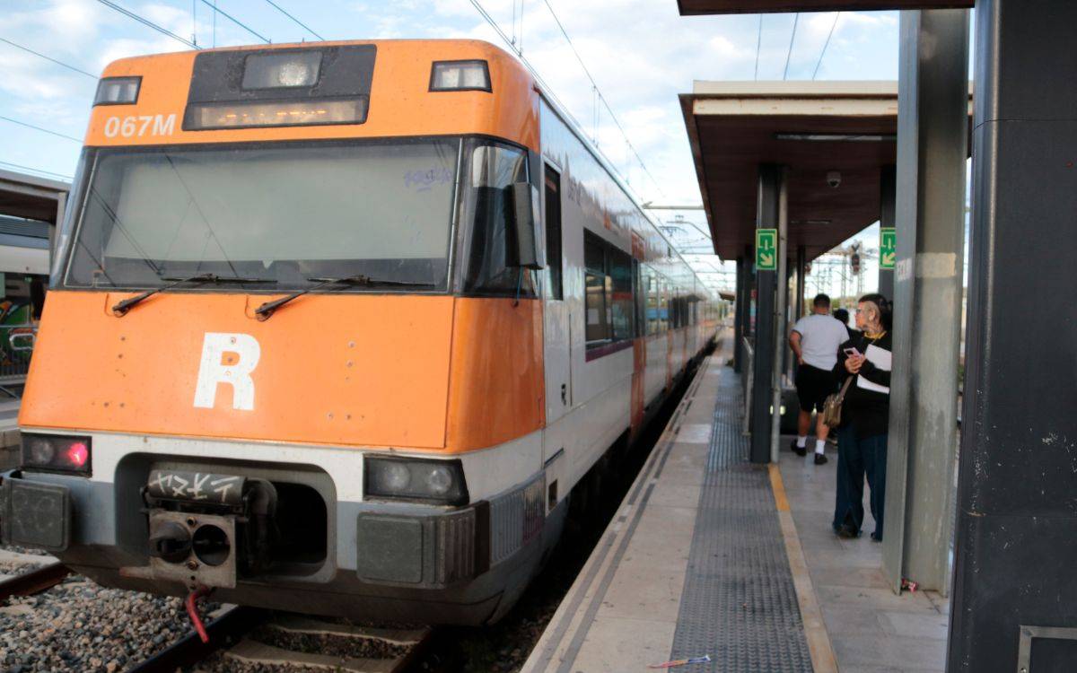 Torna la «normalitat» a l'estació de Sant Vicenç de Calders: «No saps si arribarà el tren o no»