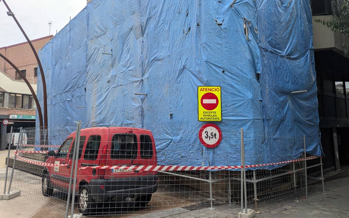 Comença l'enderroc de l'edifici d'entrada a Puigmercadal des de la Muralla del Carme