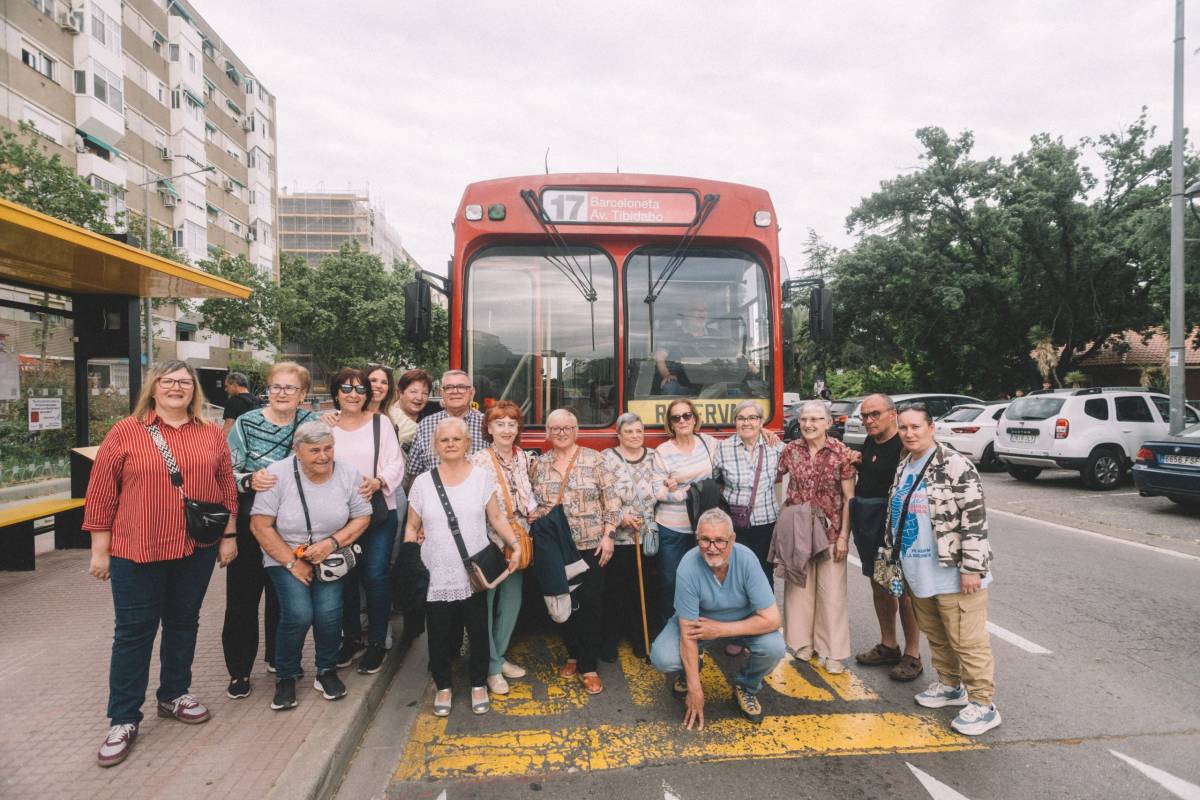 L`autobús antic amb què van recrear el segrest, durant el rodatge de `Vecinos de hormigón`