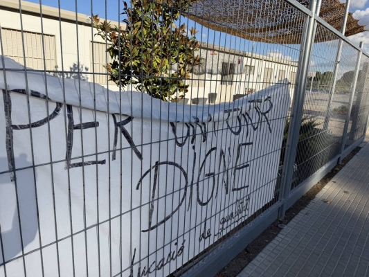 Alumnes d'un institut de Mollerussa falten a classe contra la supressió de les colònies i sortides