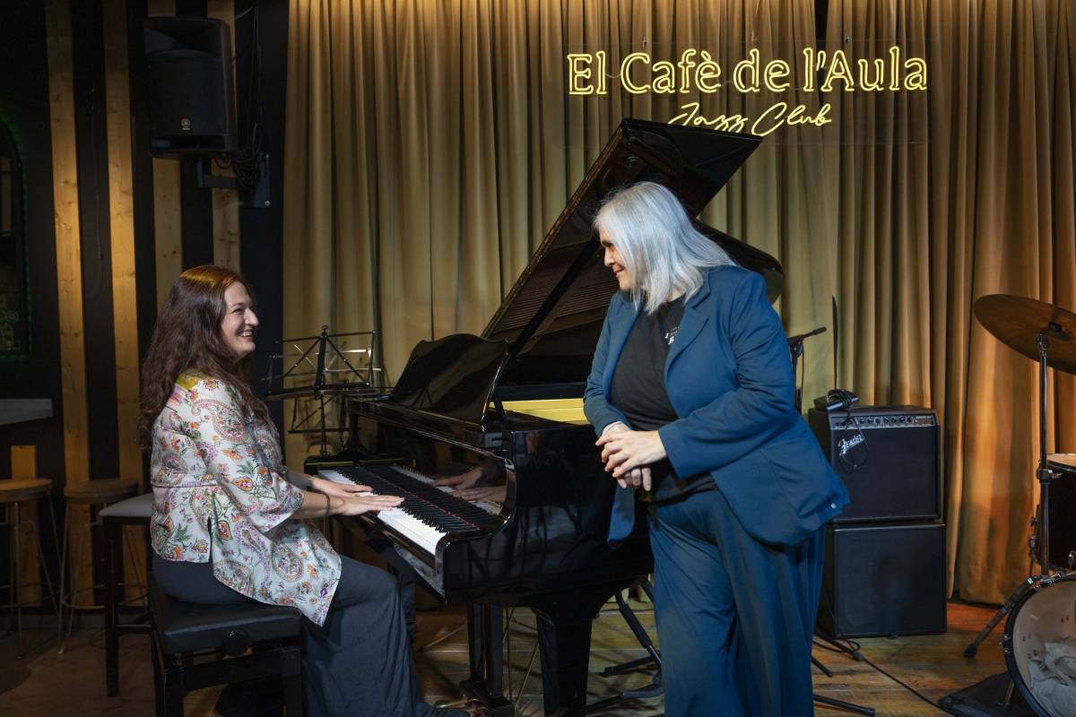 Et conviden a pujar a l'escenari per cantar: 