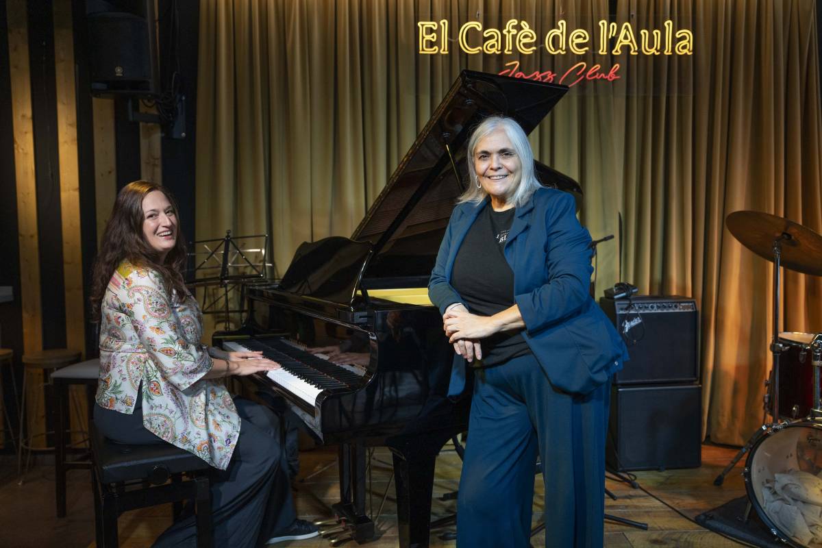 La pianista i cantant Zazu Osés, amb Isabel Gómez, responsable del local - Alberto Tallón