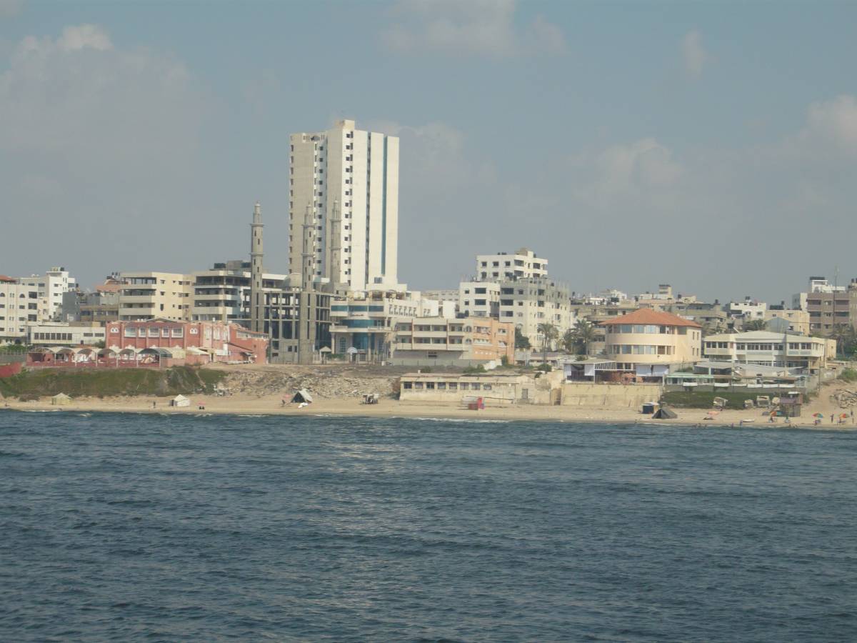 Vista de la platja de la Ciutat de Gaza, amb l’hotel Al Deira a l’esquerra de la imatge - Rahim Abaid / Wikimedia Commons Vista de la platja de la Ciutat de Gaza, amb l’hotel Al Deira a l’esquerra de la imatge