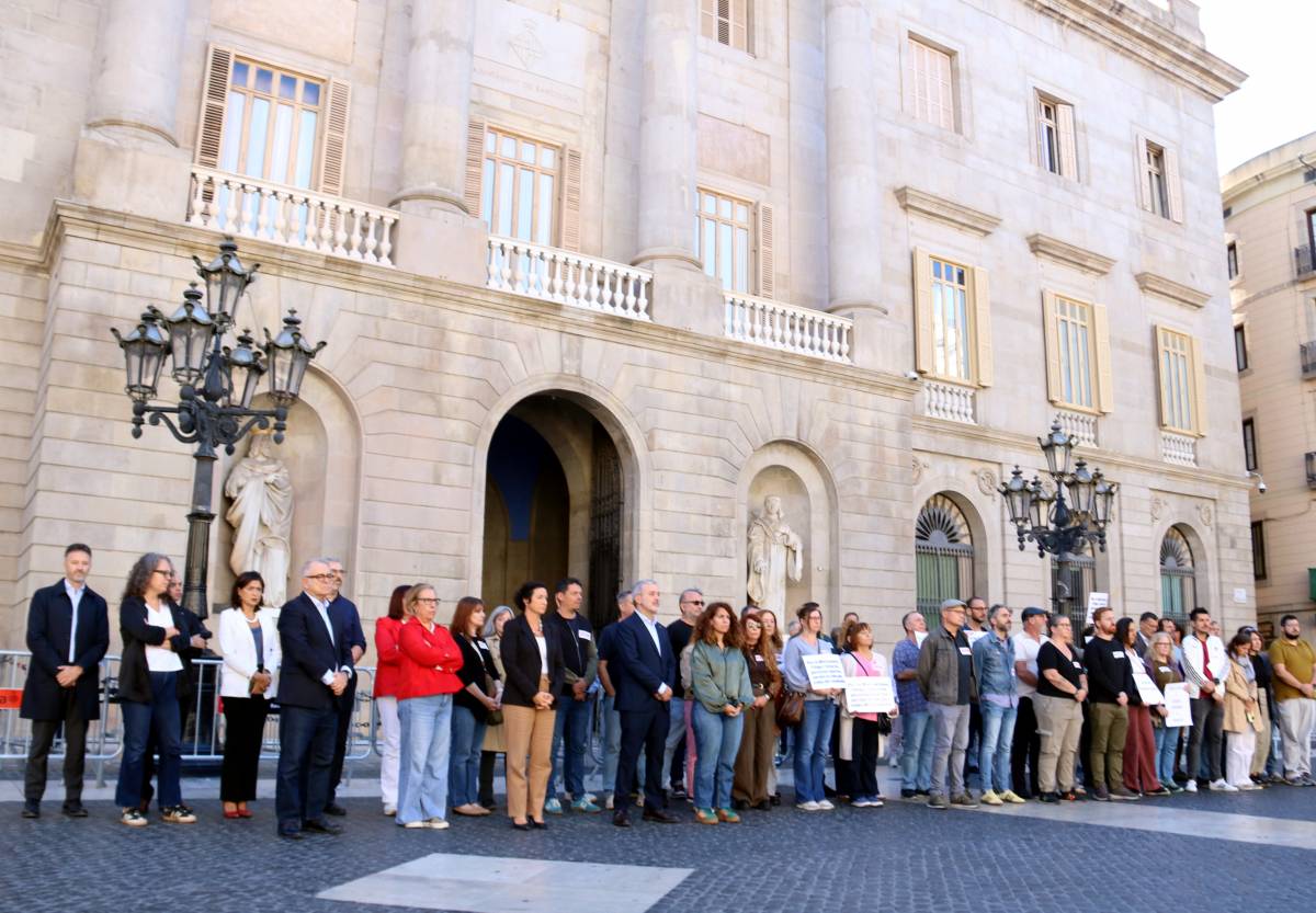 Minut de silenci a la plaça Sant Jaume per la mort de Maricarmen i el dret a un habitatge digne