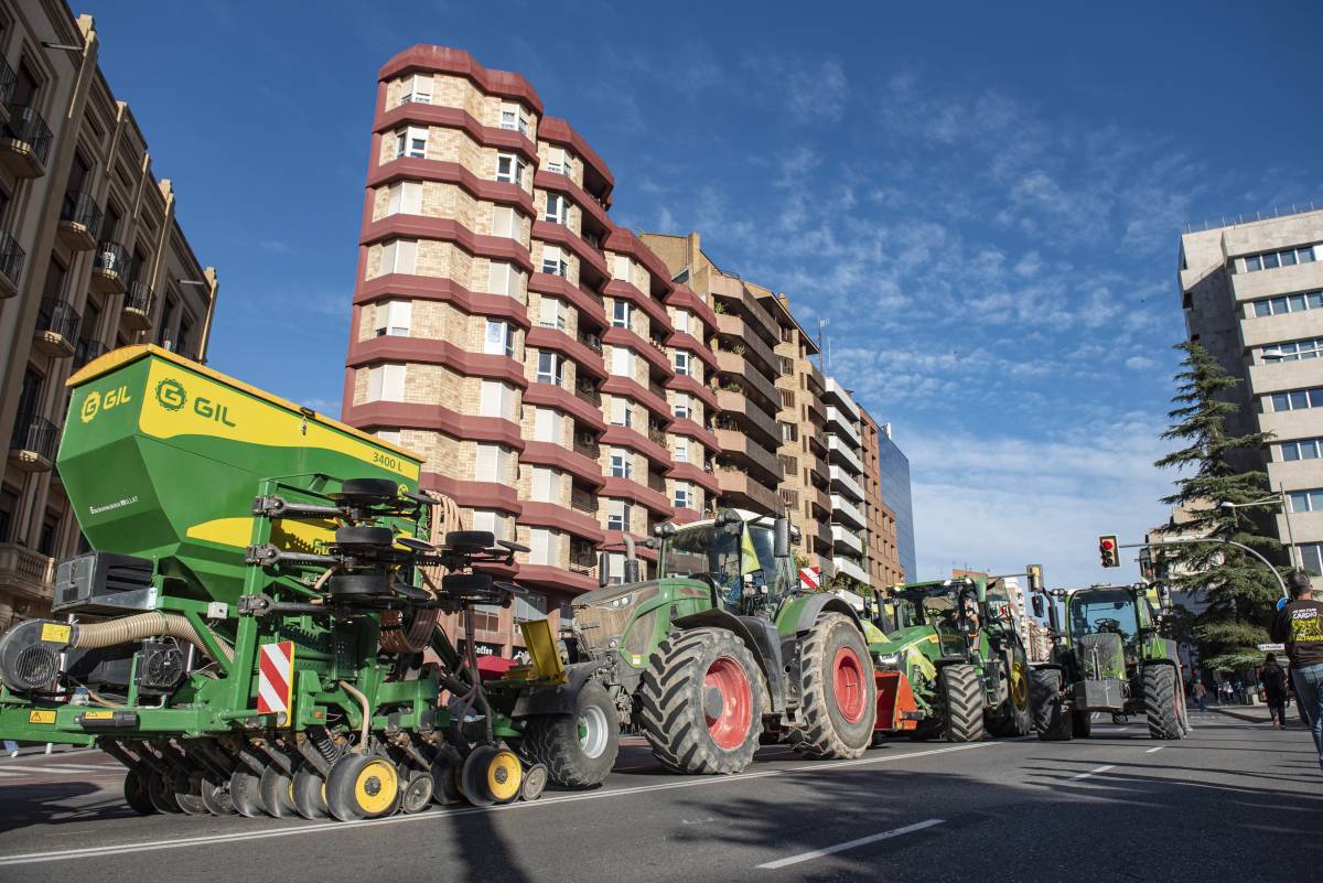 JARC porta un centenar de tractors a Lleida per exigir més ajuts al sector agrari
