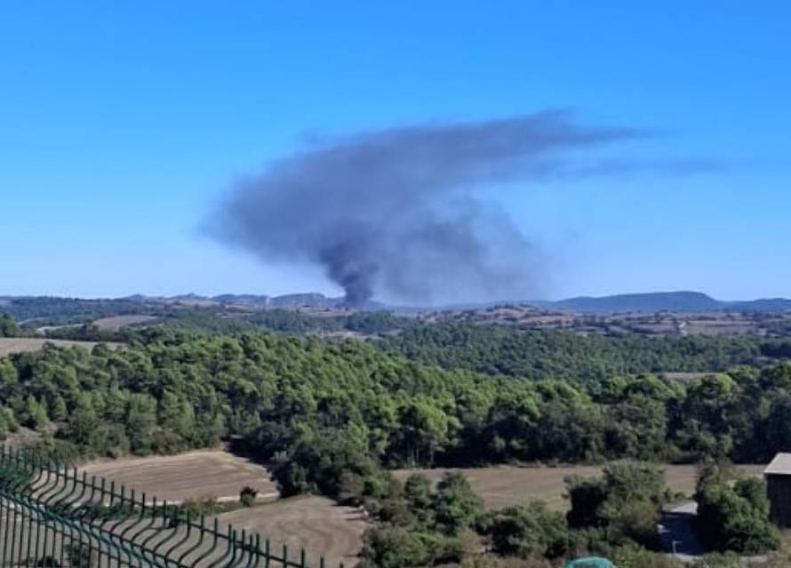 Els Bombers treballen en un incendi en una nau industrial a Santa Coloma de Queralt