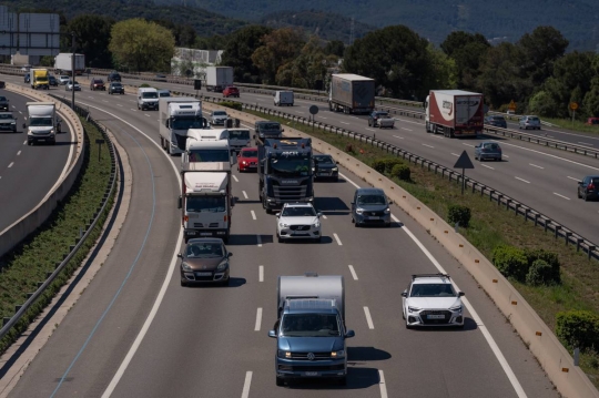 Trenta quilòmetres de cues a l'AP-7 durant l'operació sortida pel pont del 12 d'octubre