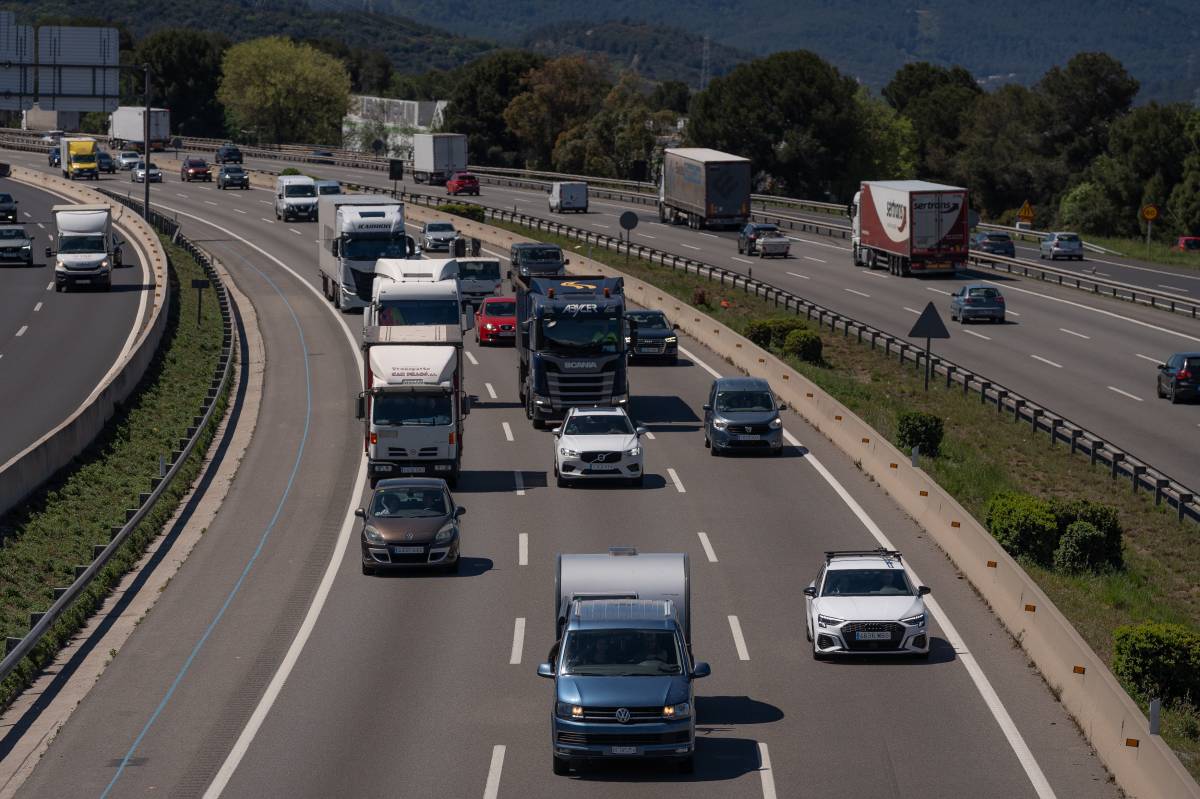 Trenta quilòmetres de cues a l'AP-7 durant l'operació sortida pel pont del 12 d'octubre