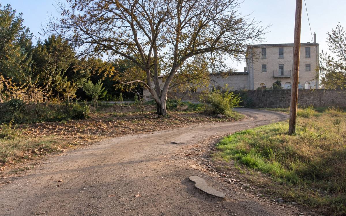 Tres camins rurals costeruts de Manresa es pavimentaran amb formigó rentat a l'àcid