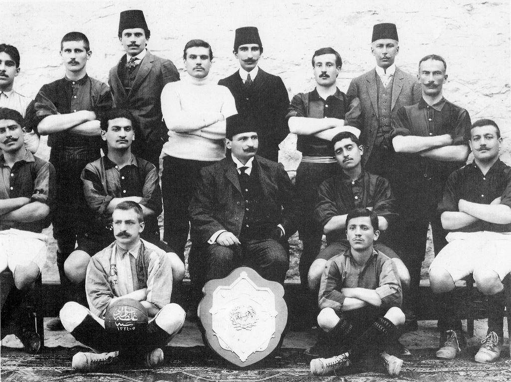 Una imatge del Galatasaray de la temporada 1908-09 amb Ali Sami Yen, el seu principal impulsor, al centre - Wikimedia Commons Una imatge del Galatasaray de la temporada 1908-09 amb Ali Sami Yen, el seu principal impulsor, al centre