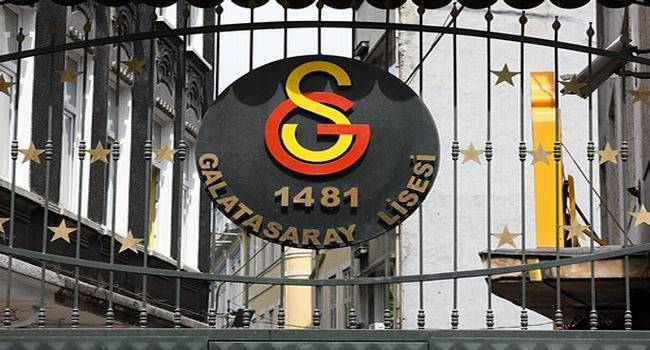 Porta d’entrada a l’institut Galatasaray recordant la seva primera data de fundació, el 1481 - Galatasaray Lisesi Porta d’entrada a l’institut Galatasaray recordant la seva primera data de fundació, el 1481