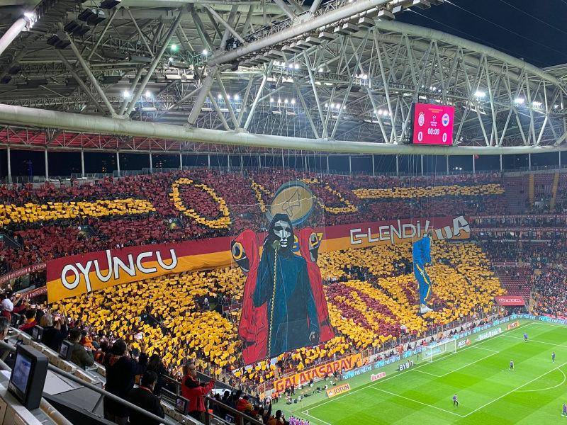 L’estadi del Galatasaray durant un derbi contra el seu principal rival ciutadà, el Fenerbahçe - @vay_vayarkadas L’estadi del Galatasaray durant un derbi contra el seu principal rival ciutadà, el Fenerbahçe
