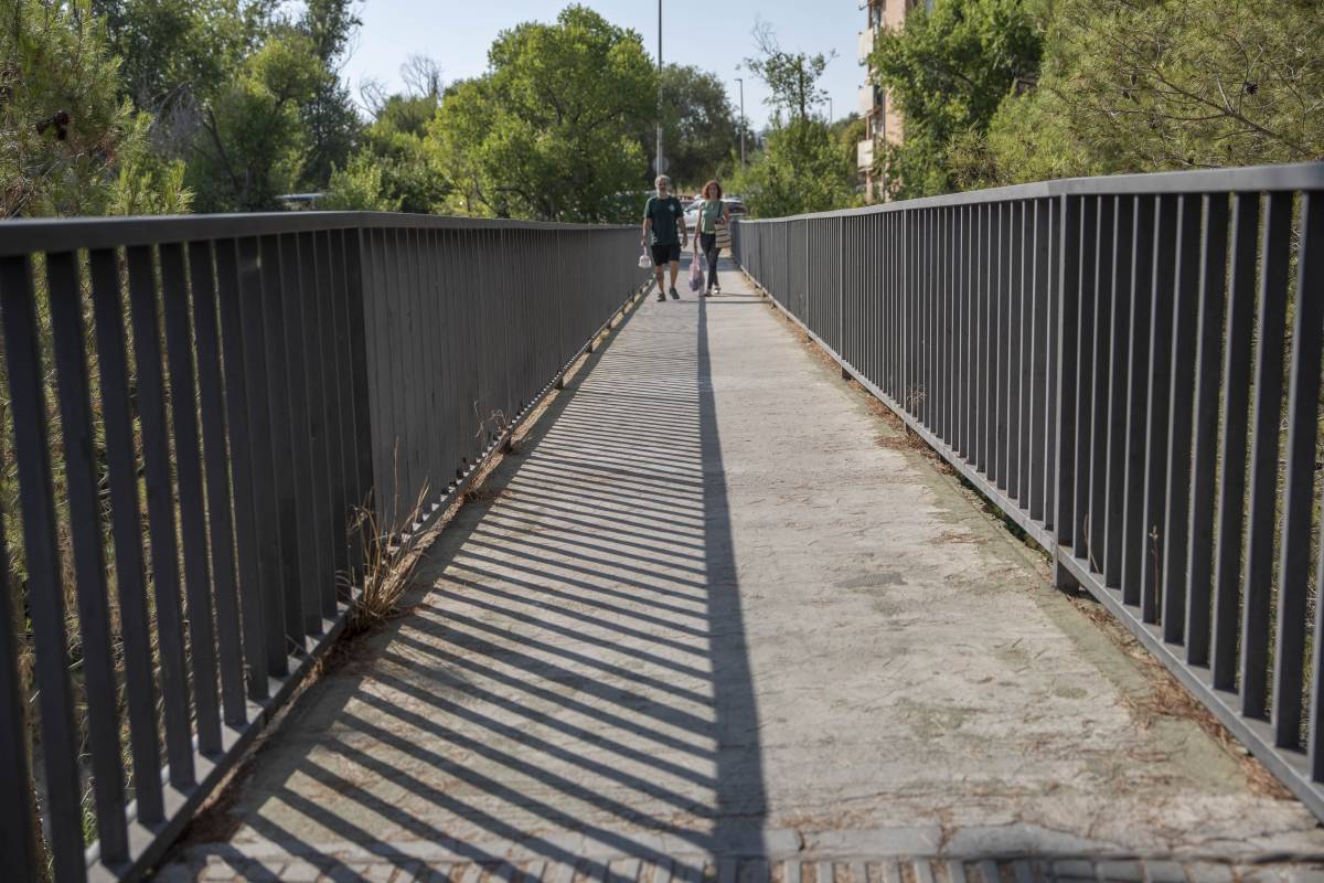 Comença la renovació de les baranes de la passarel·la de Vinyoles