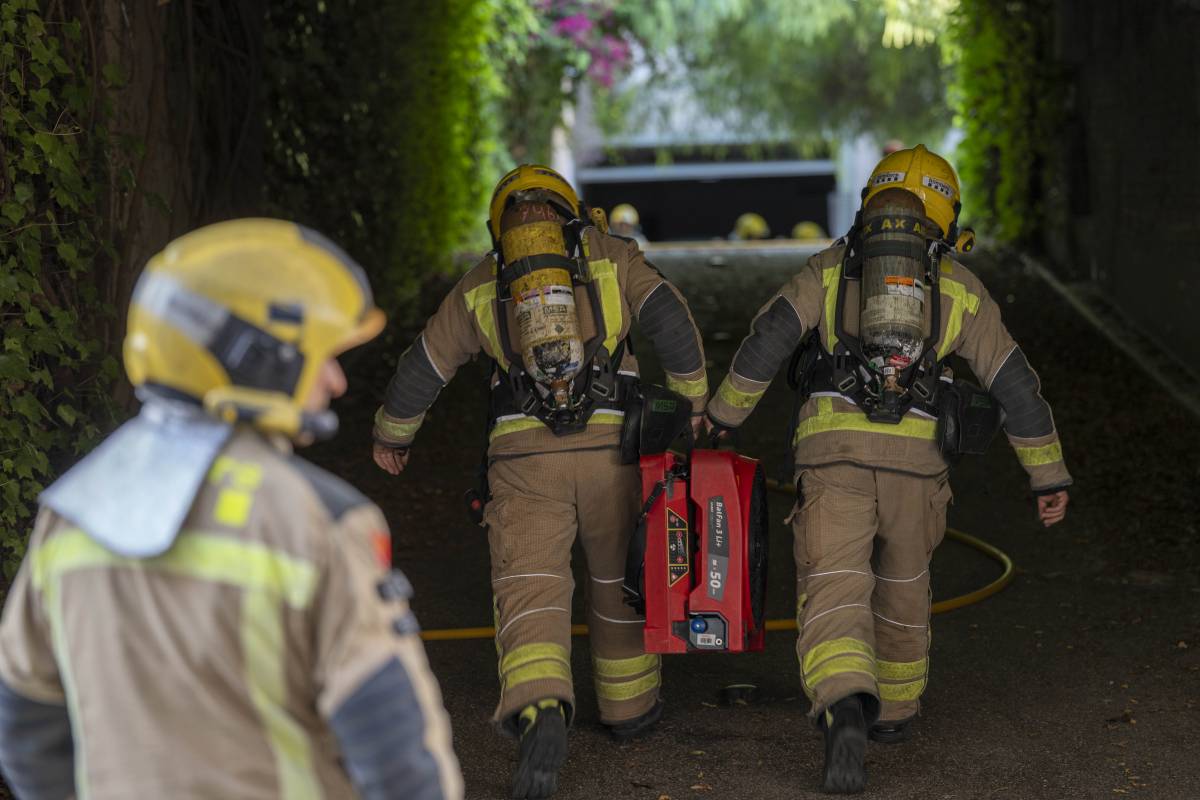 Un incendi en un traster amb sauna mobilitza sis dotacions de Bombers