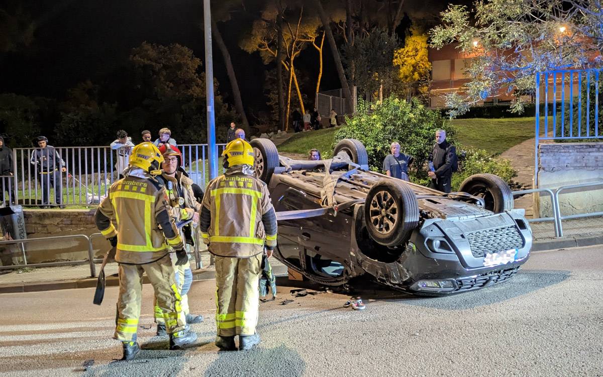 Un turisme bolca després de xocar contra un cotxe aparcat al carrer Viladordis de Manresa